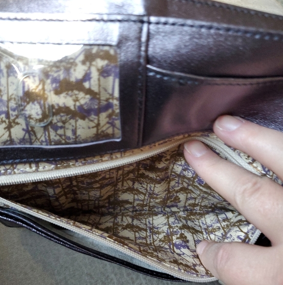 HOBO International Metallic Lilac Leather Kiss Lock Tri Fold Wallet w/o Mirror - Picture 7 of 11